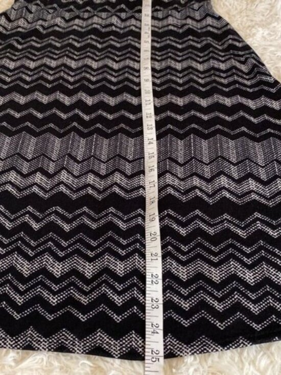 Size Small Women’s Black & Cream Pull-On Skirt - Picture 4 of 4